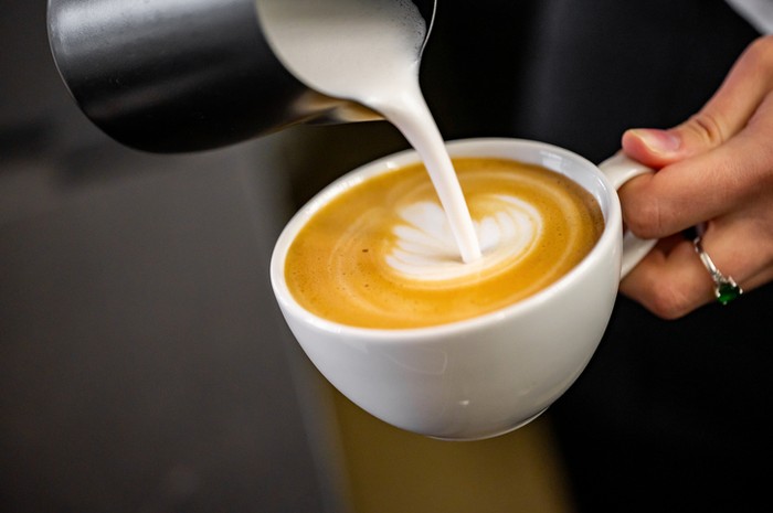 Kopi susu bisa menggunakan susu rendah lemak atau full lemak.