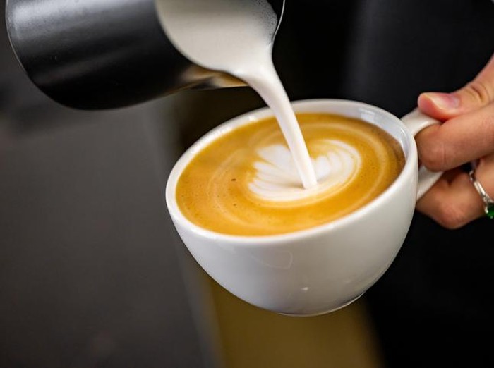Kopi susu bisa menggunakan susu rendah lemak atau full lemak.