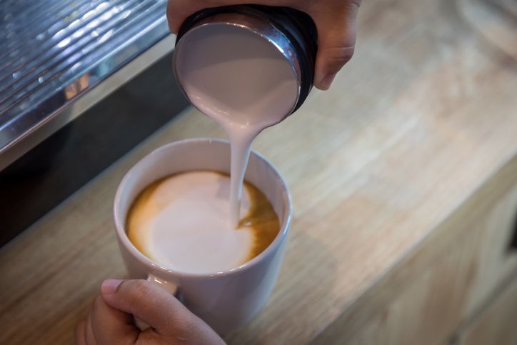Kopi susu bisa menggunakan susu rendah lemak atau full lemak.
