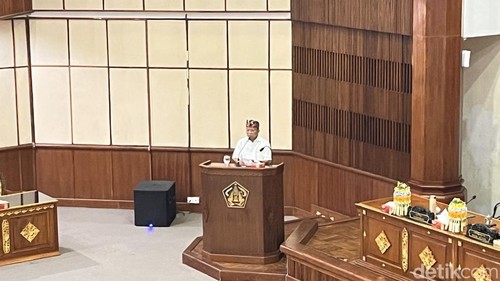 Gubernur Bali Wayan Koster saat Rapat Paripurna DPRD Bali di Kantor Gubernur Bali, Senin (30/6/2025).