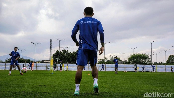 Persib latihan di lapangan pendamping Stadion Gelora Bandung Lautan Api (GBLA), Senin (20/6/2025).