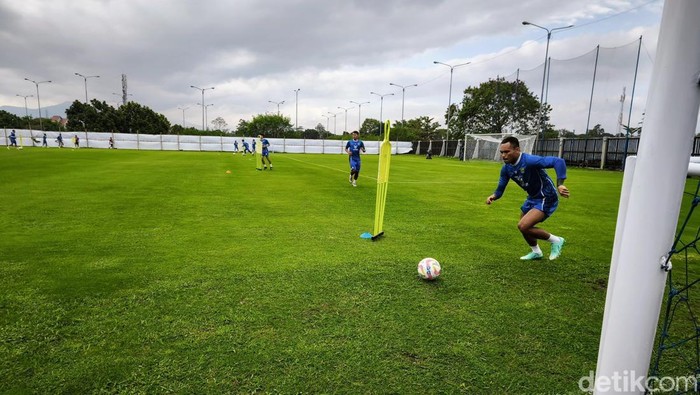 Persib latihan di lapangan pendamping Stadion Gelora Bandung Lautan Api (GBLA), Senin (20/6/2025).