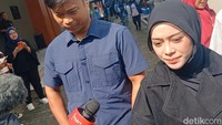 Lesti Kejora berjalan menuju mobil sambil mendengarkan pertanyaan wartawan. Foto: Febryantino/detikcom