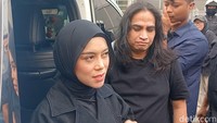 Pada momen yang sama, Lesti tampak berpikir saat ditanya perihal liburan. Lesti berujar ingin menonton bola. Foto: Febryantino/detikcom