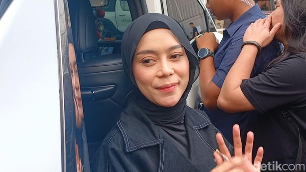 Lirikan Mata Lesti Kejora Mode Mikir, Senyum dan Kaget