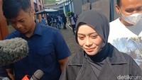 Sesekali istri Rizky Billar itu tersenyum, saat menceritakan perkembangan anak keduanya, Leshia Tivana Billar. Lesti menceritakan perkembangan putrinya sangat baik dan pipinya sangat gembil.  Foto: Febryantino/detikcom