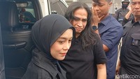 Lirikan mata Lesti Kejora mendengarkan kelanjutan pertanyaan dari wartawan. Foto: Febryantino/detikcom