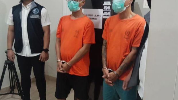 Kedua pelaku saat dibawa ke apartemen yang menjadi pabrik liquid vape narkotika