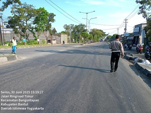 Viral Mobil Ditabrak Truk Sampah Pelat Merah di Banguntapan, Polisi Cek Lokasi