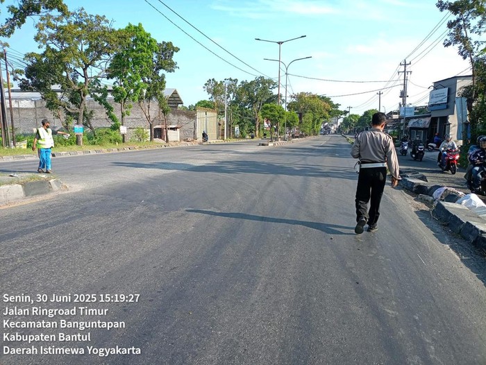 Polisi mendatangi lokasi kecelakaan di ringroad Banguntapan, Bantul, Senin (30/6/2025).