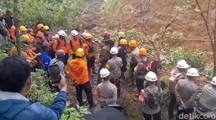 Proses pencarian dua petani yang tertimbun longsor di Tasikmalaya dilanjutkan, Senin (30/6/2025).