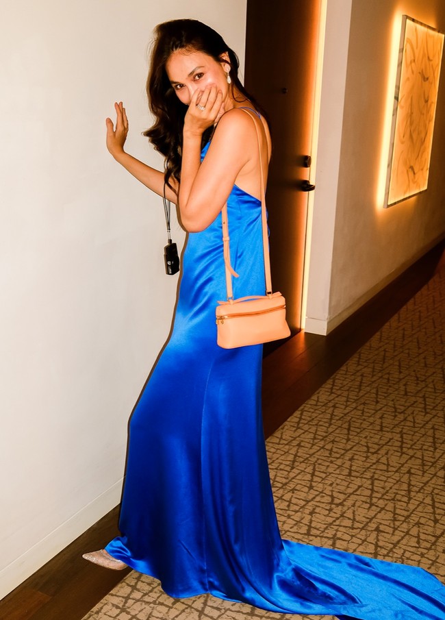 Dress satin yang dikenakan Luna tampak memiliki ekor di bagian belakang, membuat penampilannya kian elegan. Bagian belakang dress juga sedikit terbuka dengan model lower back yang memperlihatkan bagian punggungnya. Foto: Instagram/@lunamaya