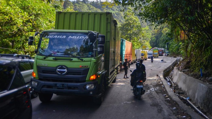 Foto udara antrean kendaraan saat bergantian melintasi tanjakan Sitinjau Lauik di Padang, Sumatera Barat, Senin (30/6/2025). Kemacetan panjang mencapai empat kilometer sejak Minggu (29/6) itu terjadi akibat sejumlah kendaraan besar seperti truk mengalami kerusakan saat melintasi tanjakan khususnya di kawasan Panorama Satu yang dikenal ekstrem dan berbahaya. ANTARA FOTO/Iggoy el Fitra