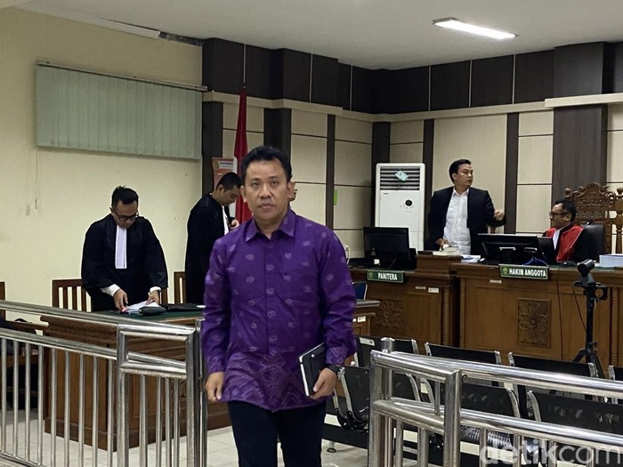 Martono, terdakwa penyuap eks Walkot Semarang Hevearita Gunaryanti Rahayu dan suaminya Alwin Basri, dalam sidang di Pengadilan Tipikor Semarang, Senin (30/6/2025).