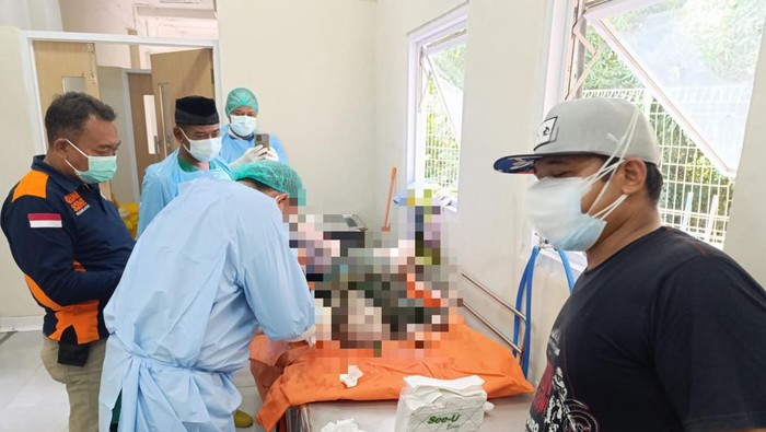 Petugas memeriksa mayat yang ditemukan di persawahan Desa Sukosewu Kecamatan Gandusari, Kabupaten Blitar