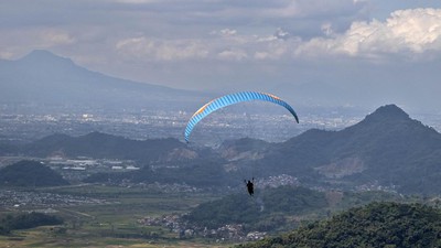 Melayang di Atas Cihampelas, Wisata Paralayang Bandung Barat Makin Diminati