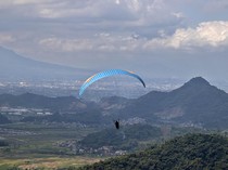 Melayang di Atas Cihampelas, Wisata Paralayang Bandung Barat Makin Diminati