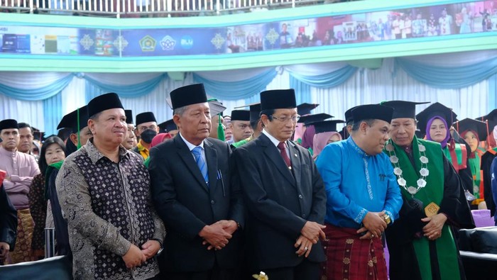 Menag dan Wagub Jambi saat hadiri wisuda di UIN STS Jambi.