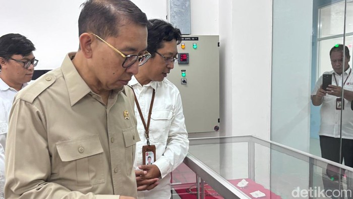 Menteri Kebudayaan Fadli Zon fasilitas penyimpanan koleksi ilmiah arkeologi di Kawasan Sains dan Teknologi Soekarno, Badan Riset dan Inovasi Nasional (BRIN) Cibinong, Kabupaten Bogor, Senin (30/6/2025).