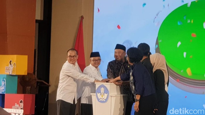 Mendikdasmen Abdul Muti tanggapi data lulusan SMK jadi penyumbang pengangguran terbesar.