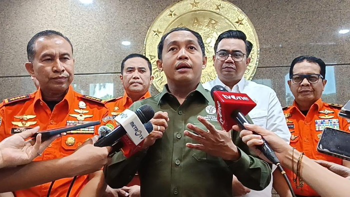 Menteri Kehutanan Raja Juli (tengah)-(Taufiq/detikcom)