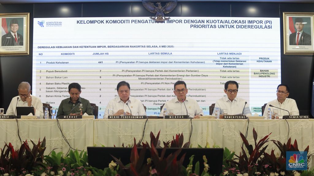 Menteri Perdagangan, Budi Santoso (ketiga kanan) saat konferensi pers bersama Deregulasi Kebijakan Impor dan Deregulasi Kemudahan Berusaha di Auditorium Kementerian Perdagangan, Jakarta, Senin (30/6/2025). (CNBC Indonesia/Muhammad Sabki)