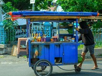 Kenapa Gerobak Mie Ayam Banyak yang Biru? Ternyata Ada Ceritanya!