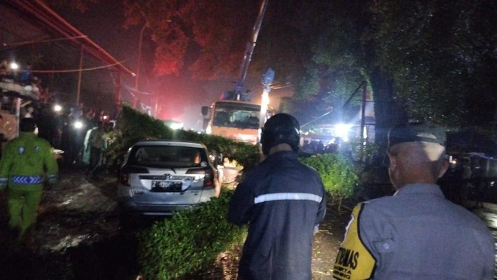Kondisi mobil tertimpa pohon tumbang di Cisayong Tasikmalaya. Anggota Brimob meninggal dunia.