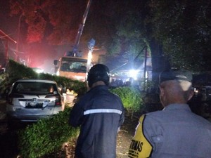 Mobil Tertimpa Pohon Tumbang di Tasik, Anggota Brimob Meninggal Dunia