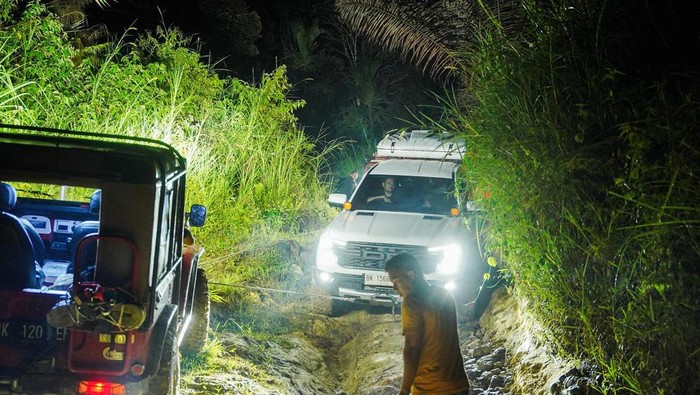 Mobil nan dikemudian kontraktor KIR Dirut PT DNG menarik mobil Bobby Nasution saat meninjau jalan rusak nan menjerat Kadis PUPR Sumut Topan Ginting di-OTT KPK. (Dok Diskominfo Sumut)