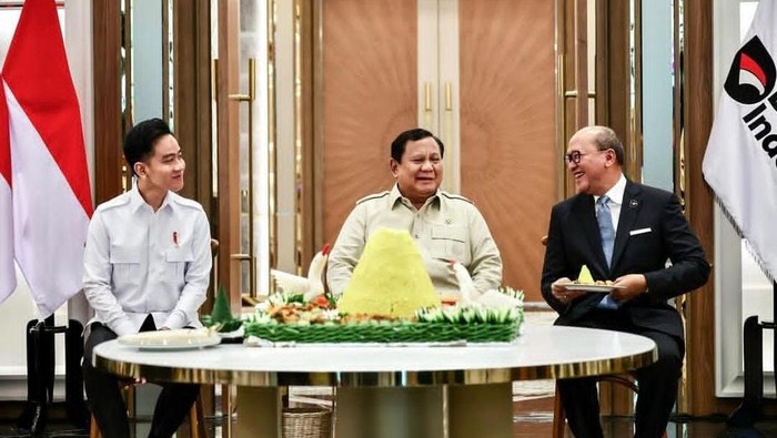 Momen Prabowo Bareng Gibran Syukuran Kantor Baru Danantara Presiden Prabowo Subianto dan Wakil Presiden Gibran Rakabuming Raka menyambangi kantor baru Badan Pengelola Investasi Danantara, Senin (30/6/2025). Nama kantornya, Wisma Danantara Indonesia, sebelumnya di Plaza Mandiri, berlokasi di Jalan Gatot Subroto, Jakarta.