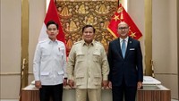 Gibran, Prabowo dan Rosan foto bersama usai syukuran kantor baru Danantara. Pertemuan itu dihadiri juga COO Danantara, Dony Oskaria, hingga CIO Danantara, Pandu Sjahrir. Foto: Dok. Instagram/@prabowo