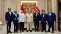 Prabowo dan Gibran beserta jajaran pimpinan Danantara foto bersama di Wisma Danantara yang resmi menjadi kantor Badan Pengelola Investasi Danantara. Prabowo berharap melalui kantor ini, Danantara dapat tumbuh dan berkembang sebagai dana pengelolaan kekayaan yang andal. Selain itu, Prabowo juga berharap Danantara dapat mendorong pembiayaan berbagai proyek strategis. Foto: Dok. Instagram/@prabowo