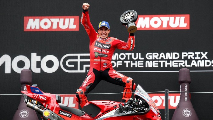 MotoGP - Grand Prix of Netherlands -TT Circuit Assen, Assen, Netherlands - June 29, 2025 Ducati Lenovo Teams Marc Marquez celebrates on the podium after winning the Grand Prix of Netherlands REUTERS/Yves Herman     TPX IMAGES OF THE DAY
