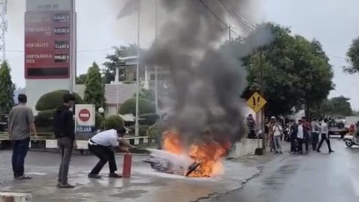 Motor terbakar di depan SPBU Bone.