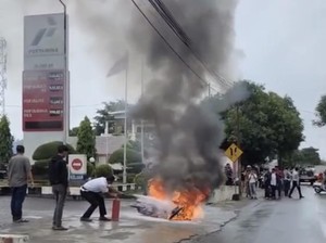 Motor Terbakar Usai Isi BBM di SPBU Bone gegara Pemilik Ngebut Lalu Jatuh
