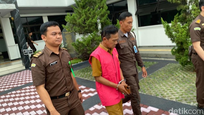 Oknum kades di Garut korupsi dana desa.