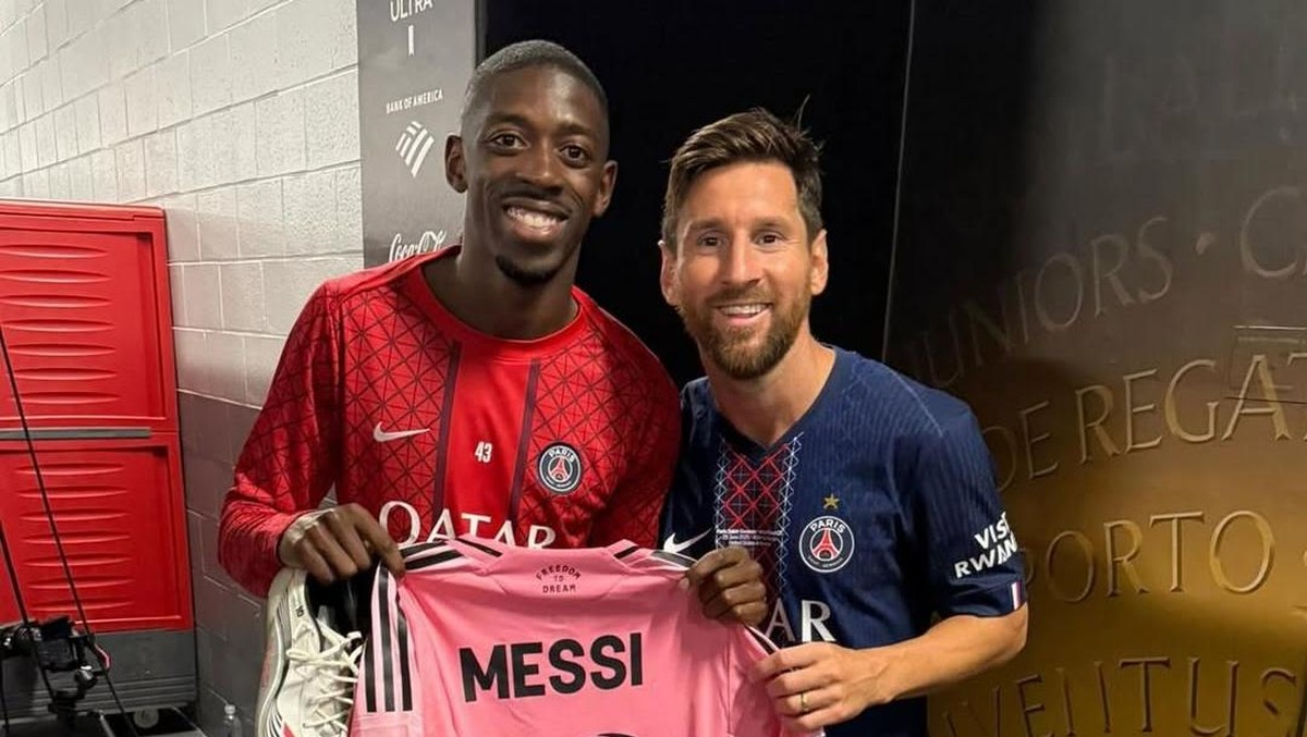 Ousmane Dembele dan Lionel Messi bertukar jersey usai laga PSG lawan Inter Miami. Foto: Dok. Instagram/@o.dembele7