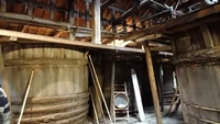 Tong-tong kayu besar untuk mengolah kacang kedelai pun masih terjaga di sini. Hanya saja yang dipajang adalah tong kayu yang sudah tidak beroperasi secara aktif. Foto: Google Review