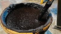 Wadah fermentasi soy sauce tradisional juga dipertahankan. Pengunjung Matsumoto Soy Sauce, nama pabriknya, bisa melihat langsung soy sauce yang baru setengah jadi. Foto: Google Review
