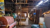 Di pabrik ini masih ada satu area khusus yang masih dijaga keasliannya. Area tersebut masih menjadi tempat penyimpanan beberapa alat produksi kecapnya. Foto: Google Review