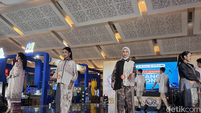 Sebanyak 30 finalis tampil di ajang public speaking Abang None Kepulauan Seribu. Mereka diuji kemampuan komunikasi soal isu-isu di daerah kepulauan.
