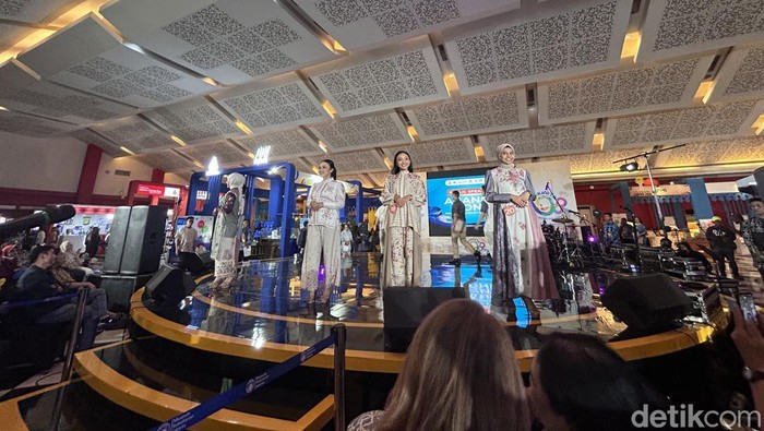 Panggung Perdana Finalis Abang None Kepulauan Seribu 2025 Sebanyak 30 finalis tampil di ajang public speaking Abang None Kepulauan Seribu. Mereka diuji kemampuan komunikasi soal isu-isu di daerah kepulauan.