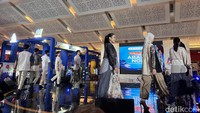 Para finalis Abang None Kepulauan Seribu 2025 bersiap tampil dalam sesi lomba public speaking di Jakarta Fair, Minggu malam (29/6).