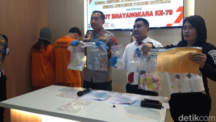 Pasangan suami istri ditangkap Polres Boyolali karena mengedarkan obat terlarang, dihadrikan dalam pers rilis di Mapolres Boyolali, Senin (30/6/2025).