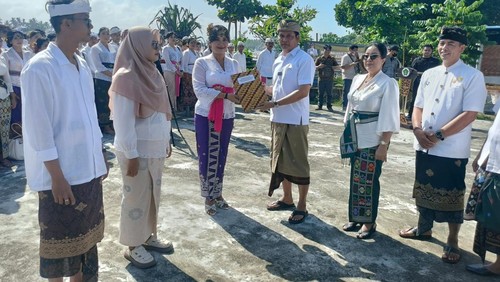 Pelantikan 457 PPPK Jembrana di Pantai Perancak, Kecamatan Jembrana, Senin (30/6/2025).