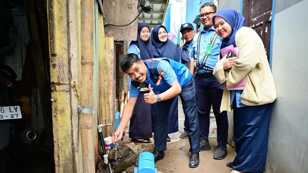 Pemasangan meteran air baru gratis di wilayah V PDAM Makassar.