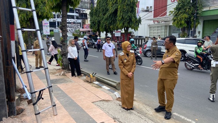 Pemerintah Kota Kediri melalui Dinas Pekerjaan Umum dan Penataan Ruang (PUPR) mencabut puluhan tiang provider tanpa rekomendasi teknis di sepanjang jalan Brawijaya, Senin (30/6/2025).