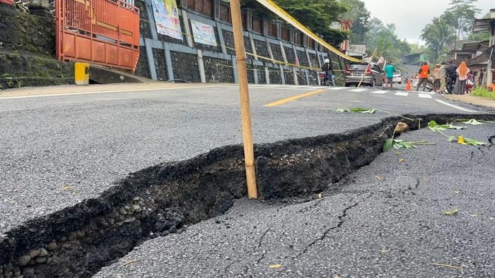 Penampakan Jalan Trenggalek-Panggul amblas