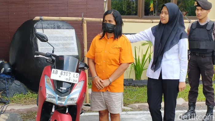 Pelaku S saat dihadirkan dalam rilis kasus di Mapolres Kulon Progo, Senin (30/6/2025).